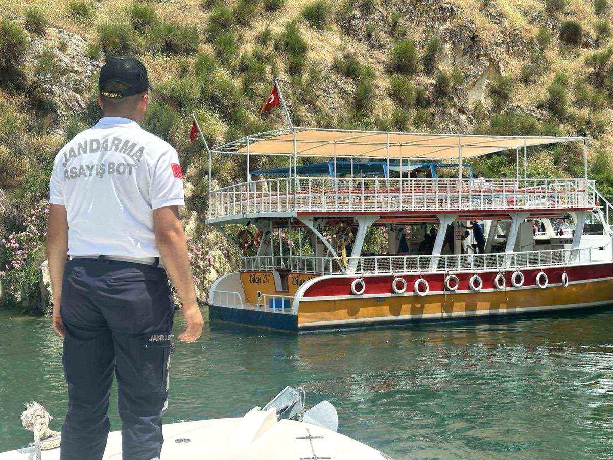 Halfeti'de sürüklenen gezi teknesi ve kurtarma çalışmaları