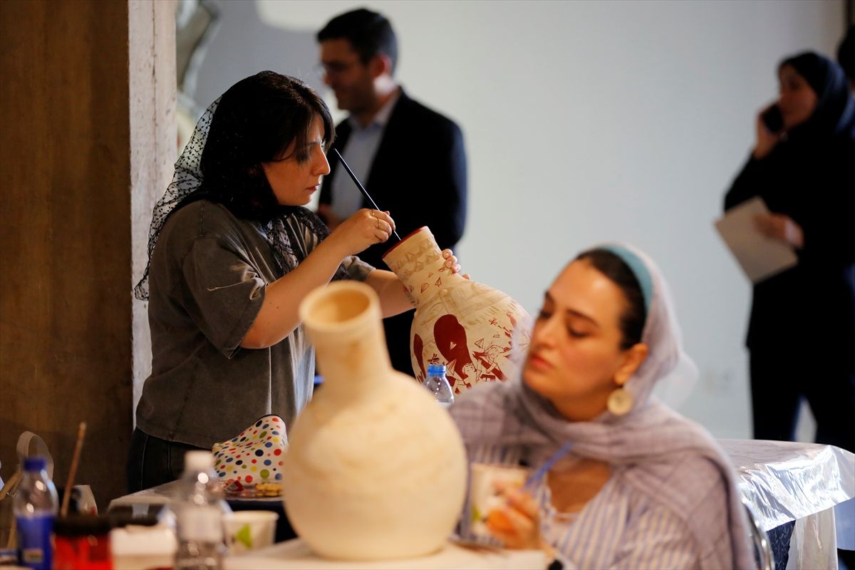 Tahran'daki Çağdaş Sanatlar Müzesi'nde düzenlenen 'Minab'a Bir Nakış' adlı sanat etkinliğinden bir görünüm.