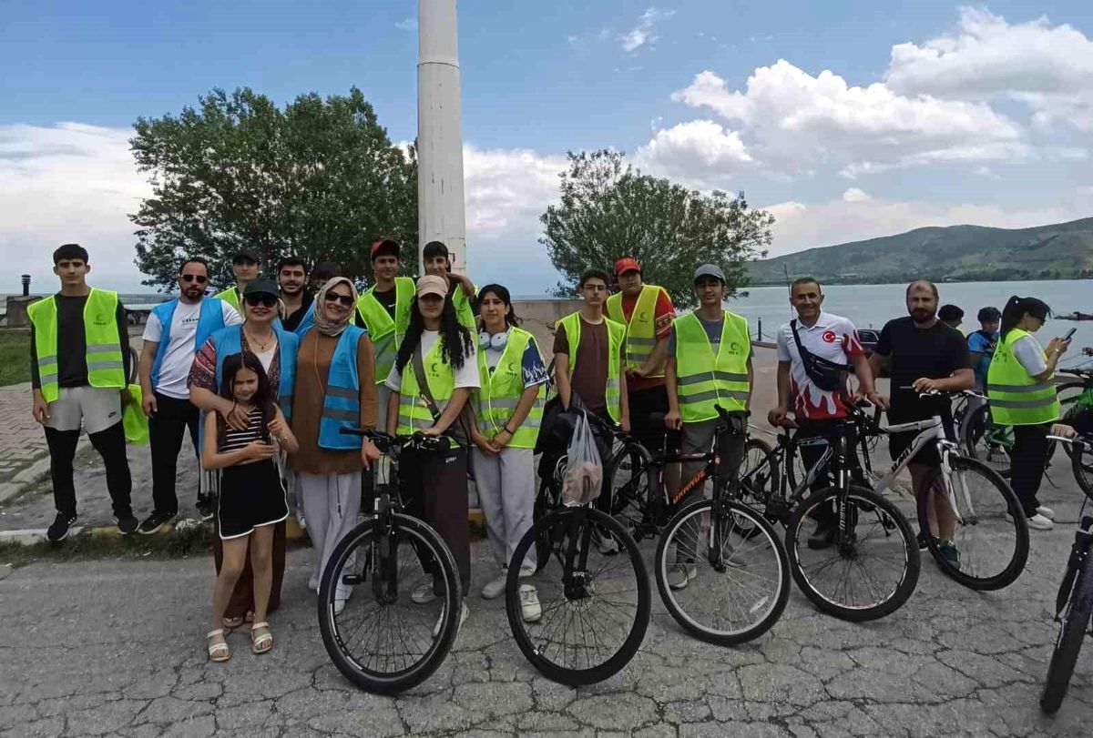 Bitlis'te düzenlenen bisiklet turuna katılanların pedal çevirdiği an.