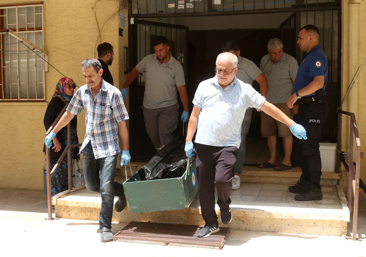 Antalya'da eş ve kayınpeder cinayetiyle ilgili polis incelemesi