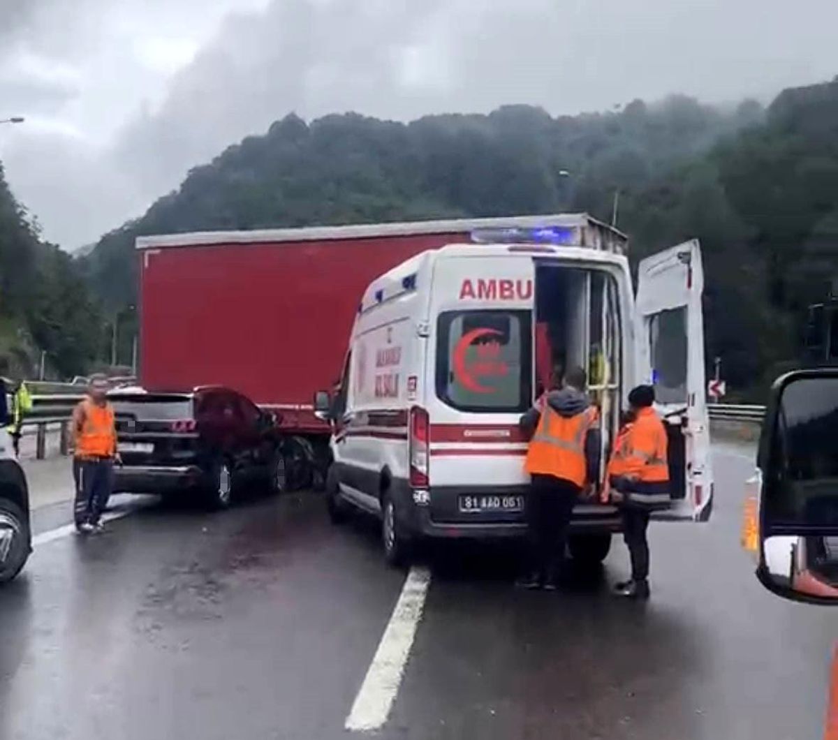TEM Otoyolu Bolu Dağı geçişinde meydana gelen trafik kazasına ilişkin genel bir görünüm.