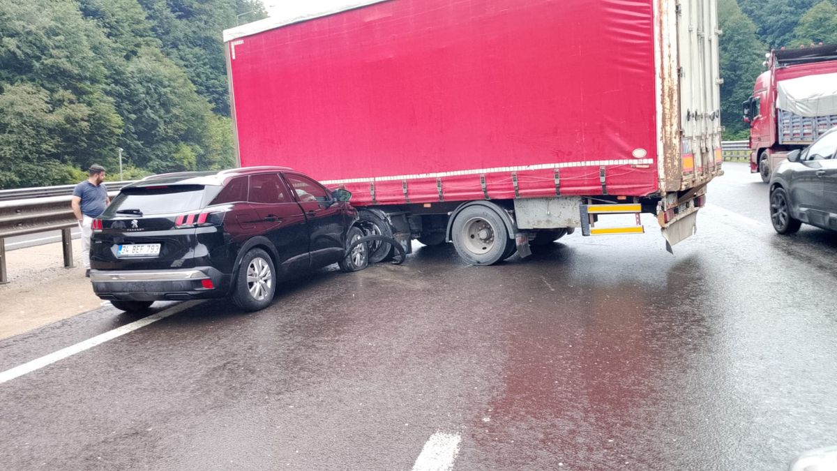 TIR'dan ayrılan dorseye çarpan otomobildeki 2 kişi yaralandı