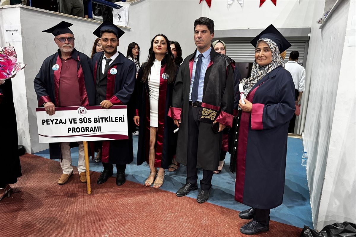 Torunları yaşındaki gençlerle mezuniyet sevincini yaşadılar