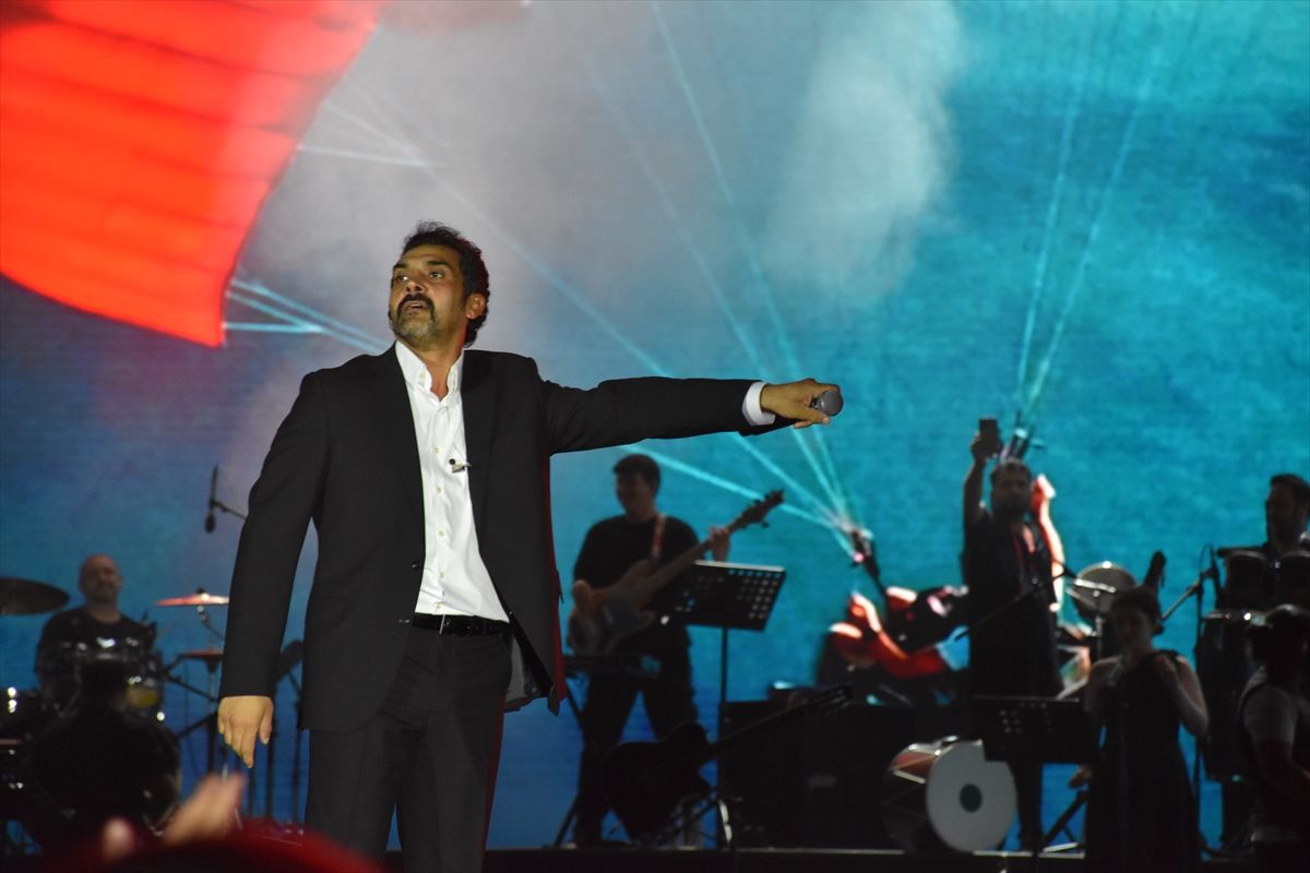 Trabzon Kültür Yolu Festivali'nde şarkıcı Bayhan sahne aldı