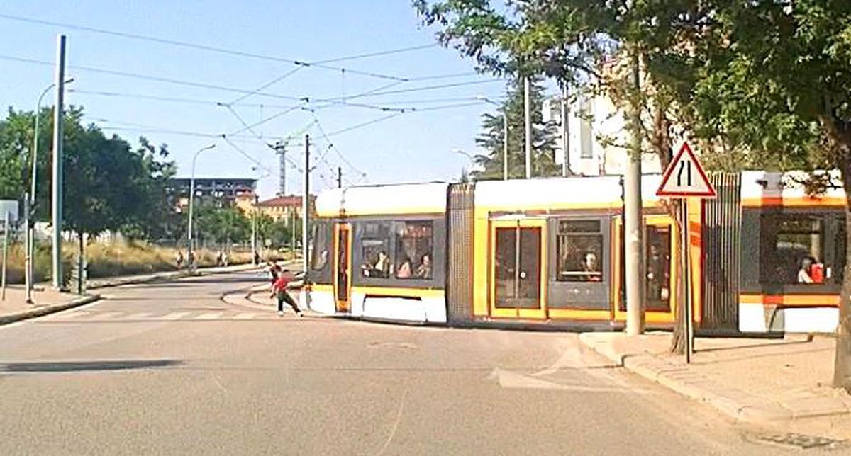 Eskişehir'de iki çocuğun güvenlik önlemi almadan patenleriyle hareket halindeki tramvaya tutunarak tehlikeli bir şekilde ilerlediği anlar.
