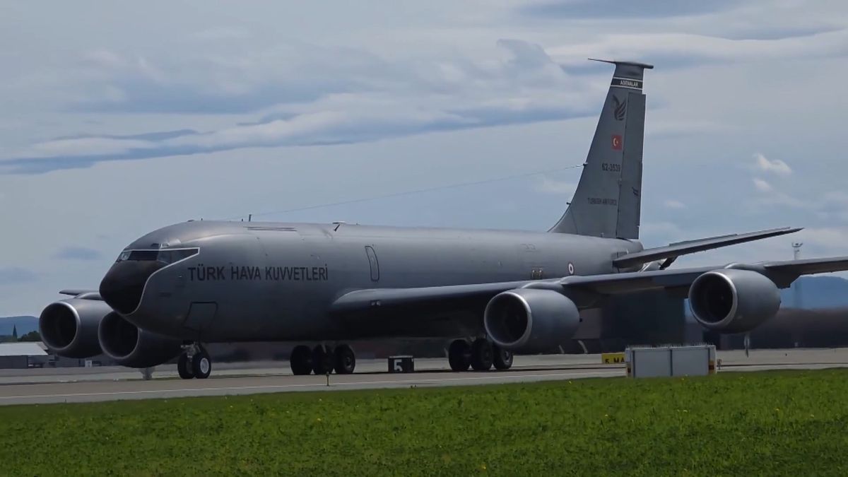 Türk Hava Kuvvetleri'ne ait bir F-16 savaş uçağı havada uçarken.