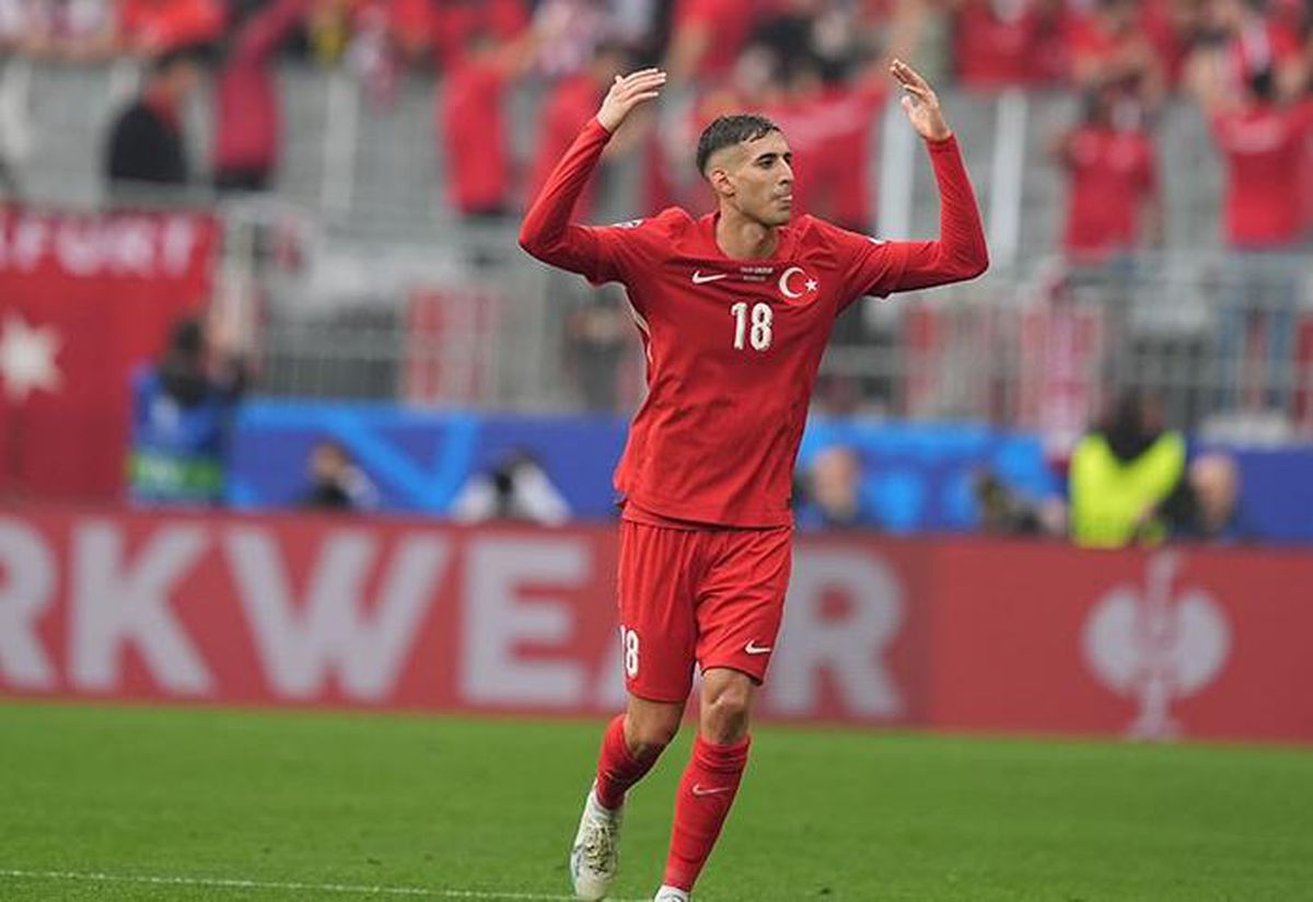 A Milli Futbol Takımı oyuncuları bir maç sırasında mücadele ederken