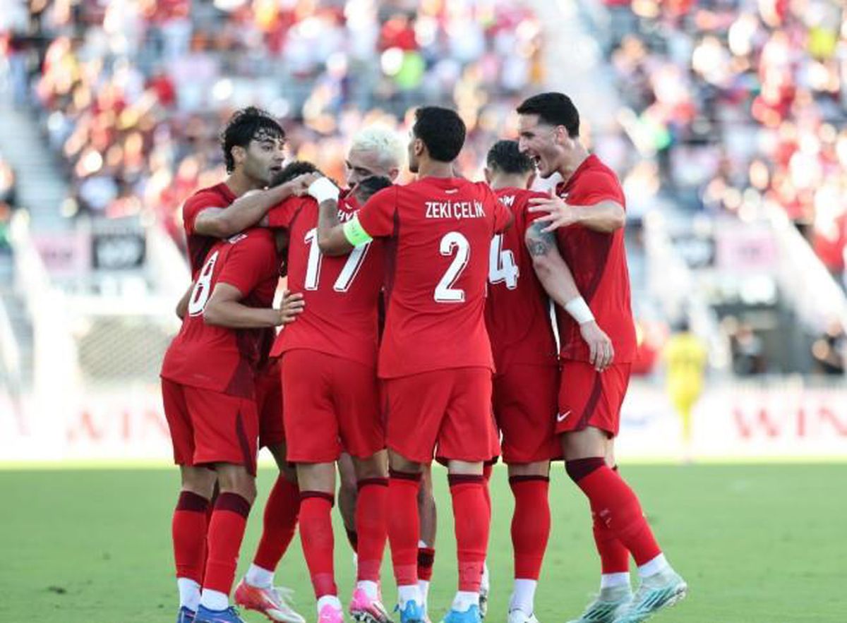 A Milli Futbol Takımı oyuncuları sahada mücadele ederken