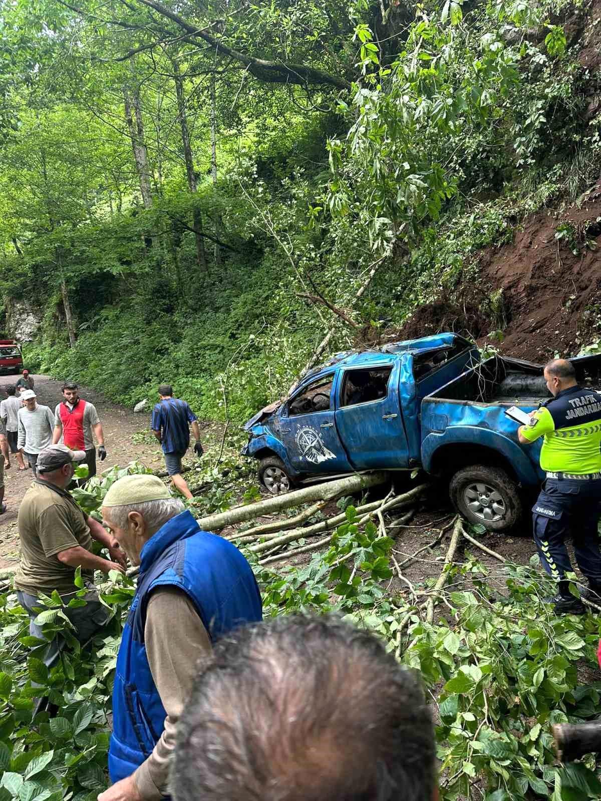 Uçuruma yuvarlanan kamyonetteki karı koca hayatını kaybetti