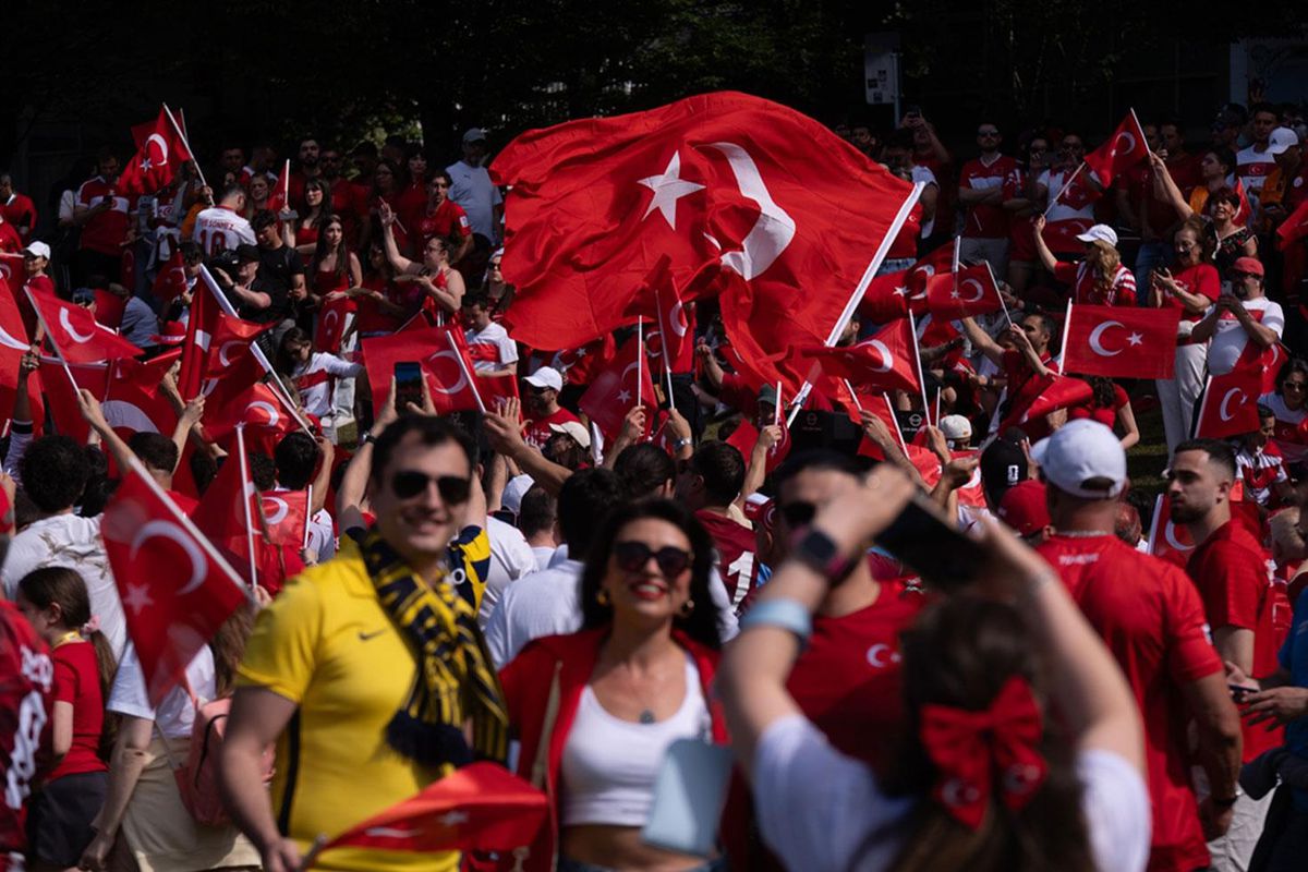 A Milli Futbol Takımı taraftarları Vancouver'da bayraklarla destek veriyor.
