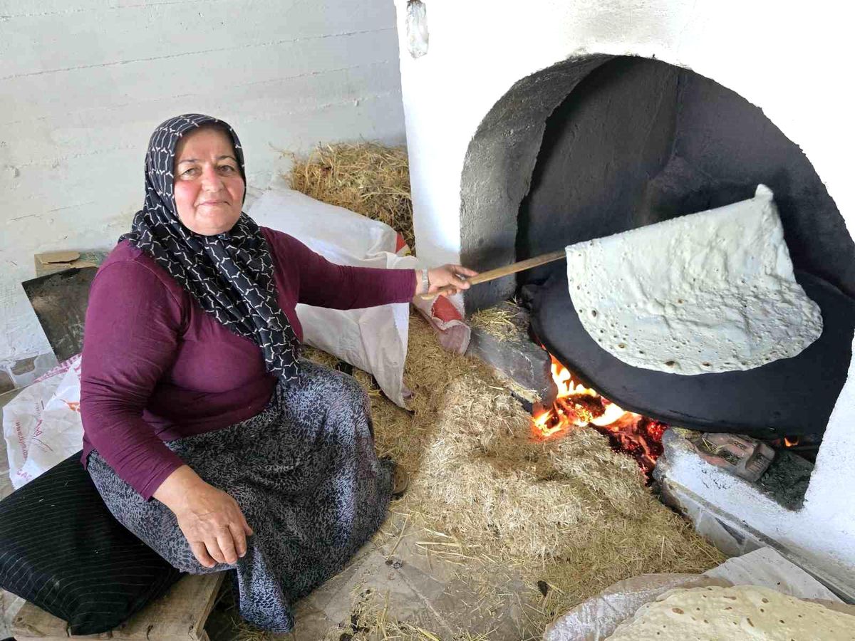 Yozgat'ın Aydıncık ilçesinde kadınların imece usulüyle yufka ekmeği açıp sacda pişirdiği geleneksel görüntü.