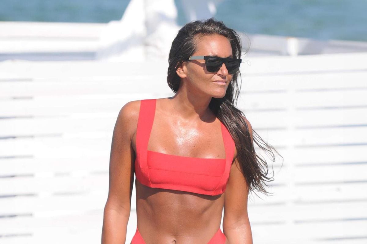 Eda Taşpınar renkli bikini ve spor ayakkabılarıyla objektiflere poz veriyor.