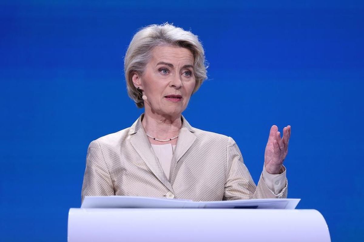 Ursula von der Leyen konuşma yaparken