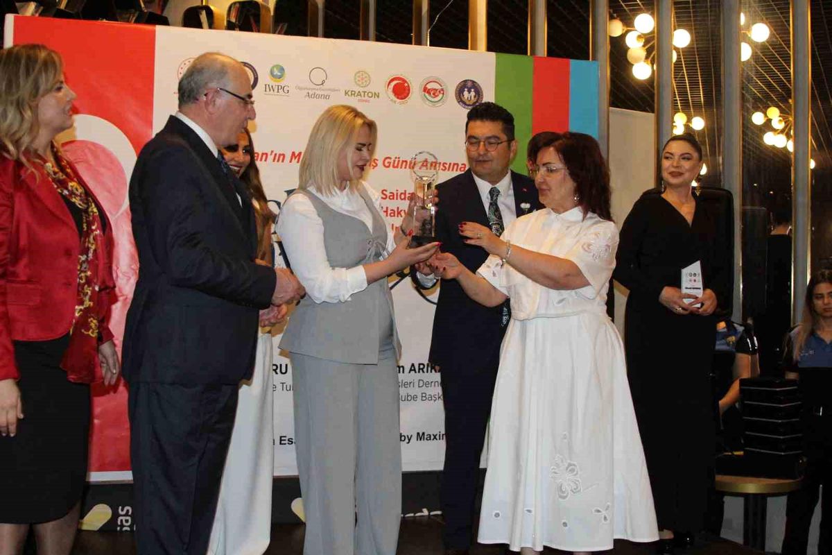 Adana'da Karabağ'ı anlatan 'Eski Bavullar' filminin gösterildiği etkinlikten bir kare.