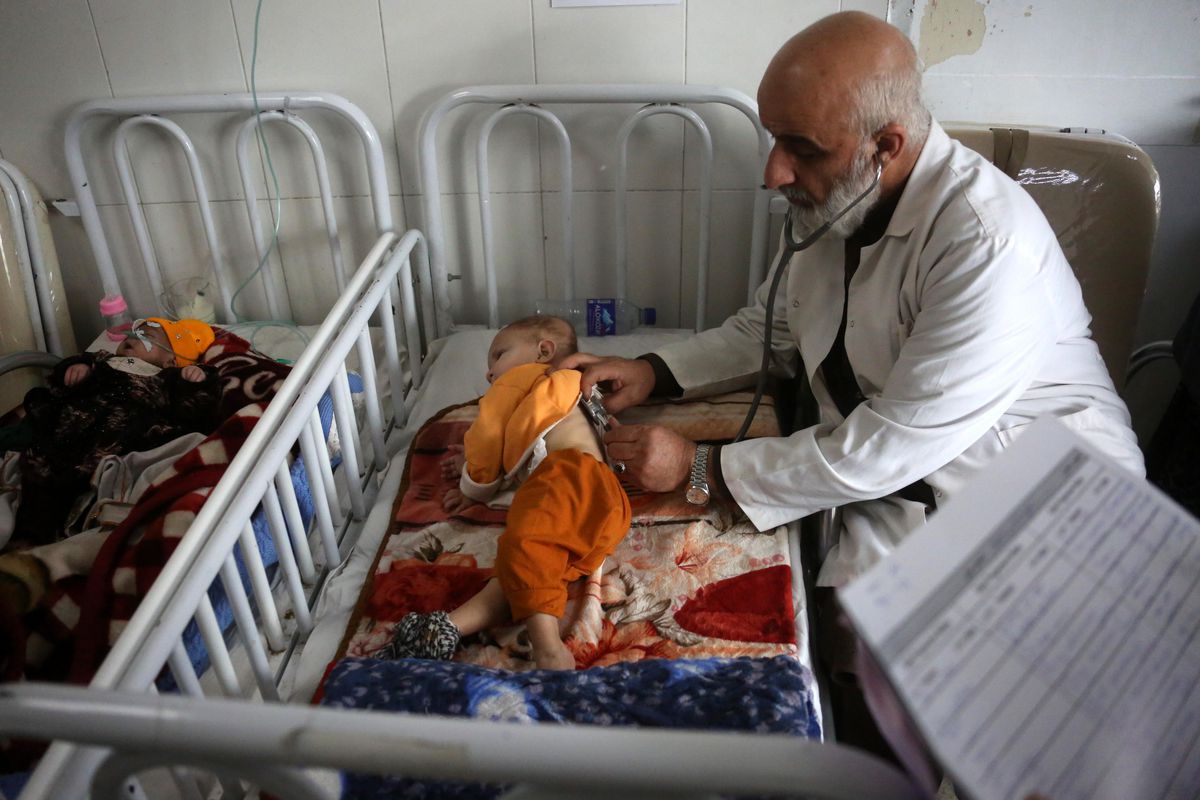 Afganistan'da bir sağlık merkezini temsil eden genel bir görsel.