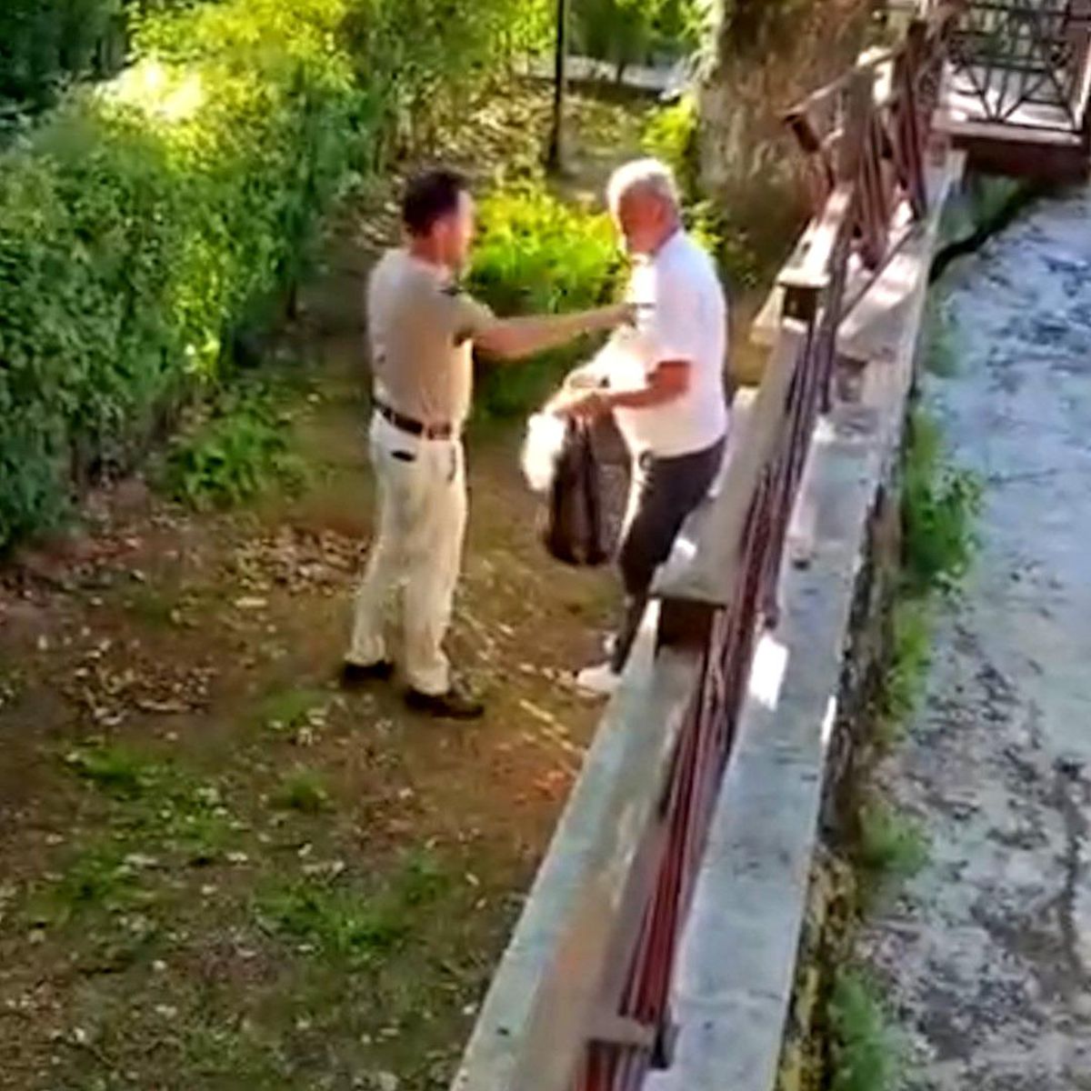 Akşemseddin Hazretleri Türbesi'nin bahçesinde içki içen şahsa vatandaşlardan teki