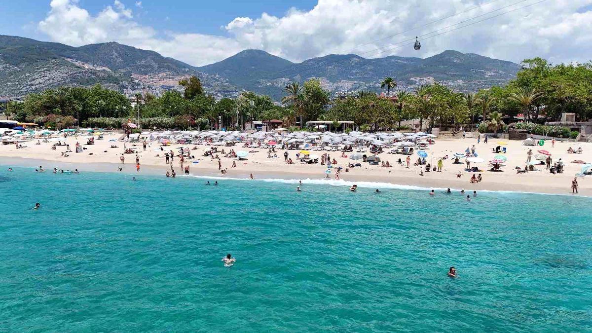 Alanya'da hava sıcaklığı 30 dereceyi gördü, turistler sahile koştu