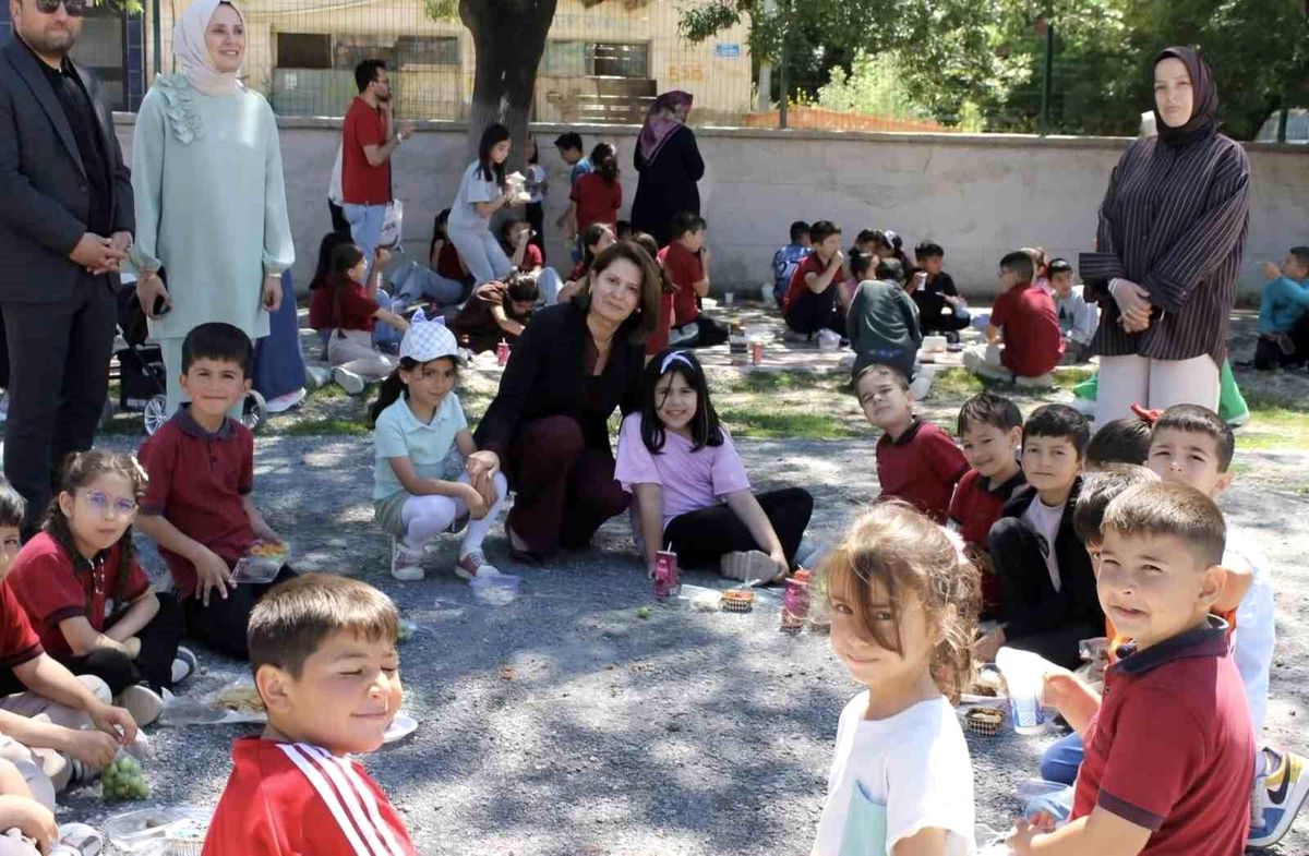 Altıntaş İstiklal İlkokulu'nda hayır çarşısı yoğun ilgi gördü