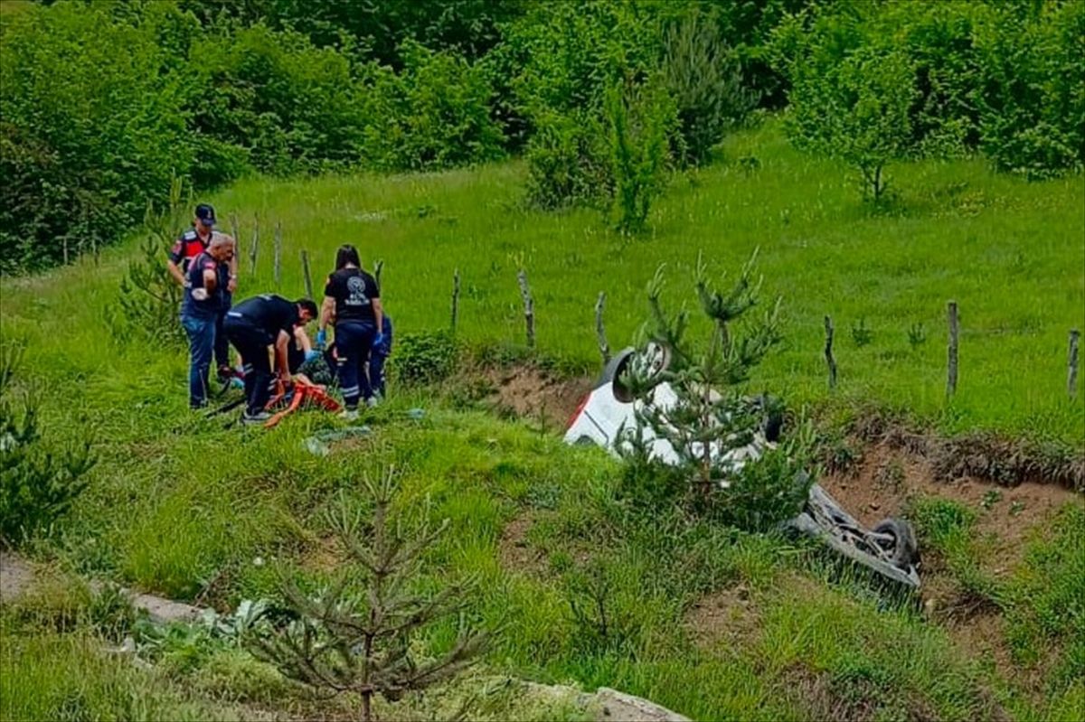 Amasya'da devrilen hafif ticari araçtaki 3 kişi yaralandı