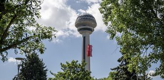 Ankara'da bulunan Atakule'ye A Milli Kadın Voleybol Takımı'na destek için forma asıldı