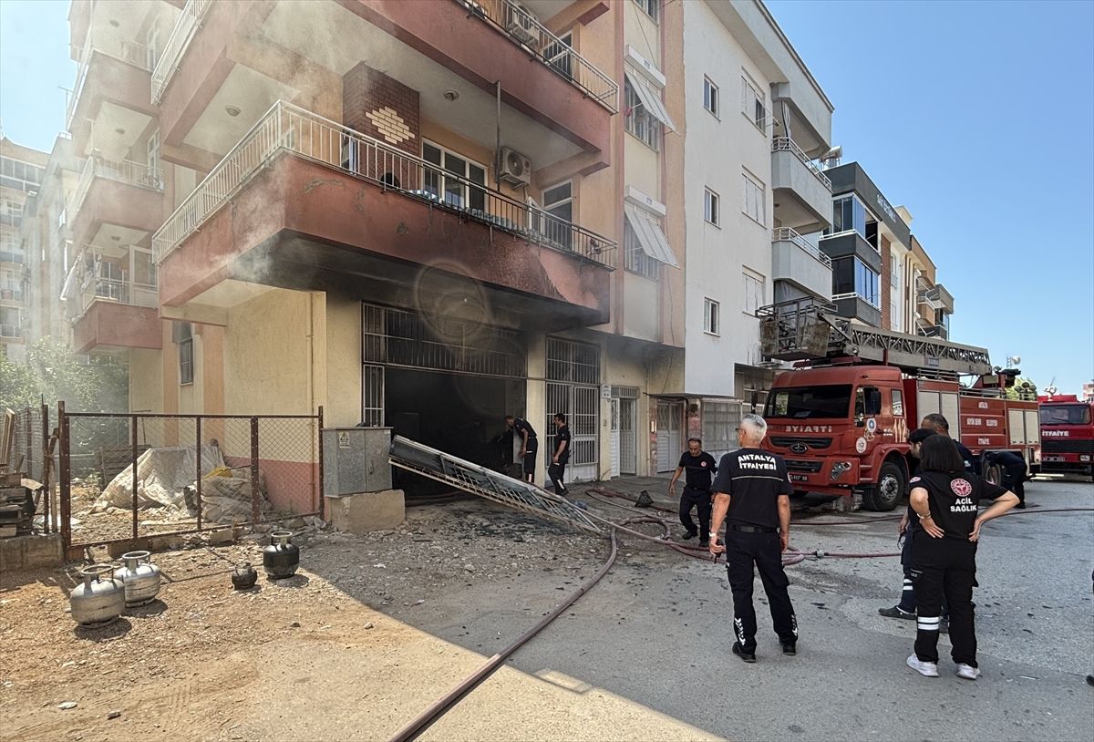 Kumluca'da bir apartman deposunda çıkan yangın itfaiye ekiplerinin müdahalesiyle söndürüldü.