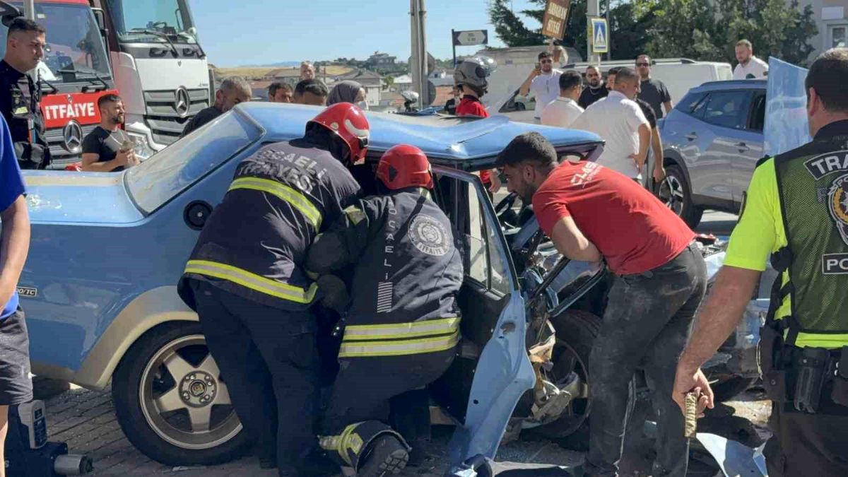 Darıca'da meydana gelen trafik kazasında araçlar hurdaya döndü, 3 kişi yaralandı.