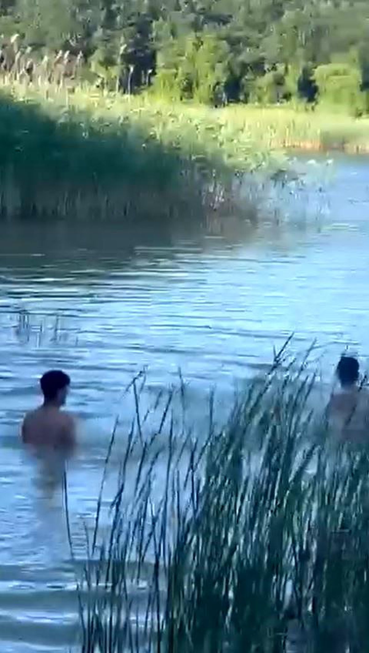 Arnavutköy'de çocukların gölette tehlikeli oyunu kamerada