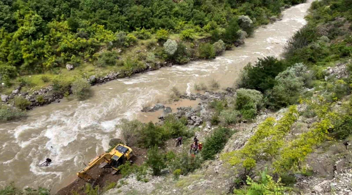 Artvin'de dereye düşen aracı sudan çıkartmak ve baba ile oğlunu bulmak için çalışmalar sürüyor