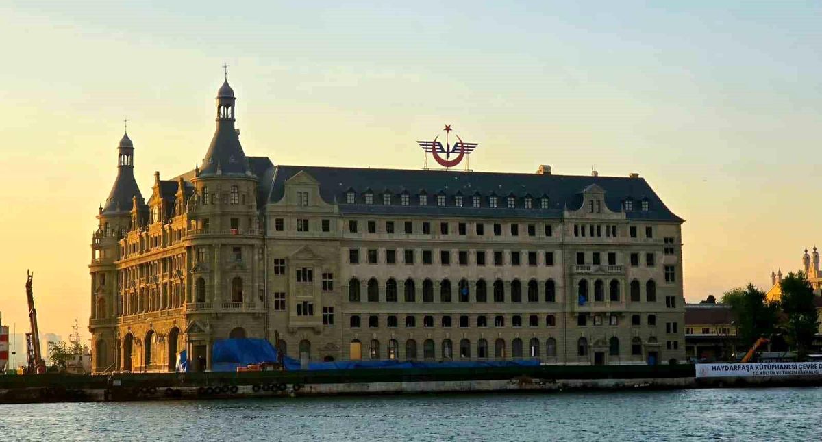 Bakan Ersoy: 'Haydarpaşa, yıllar sonra yeniden tarihi silüetteki yerini almaya başladı'