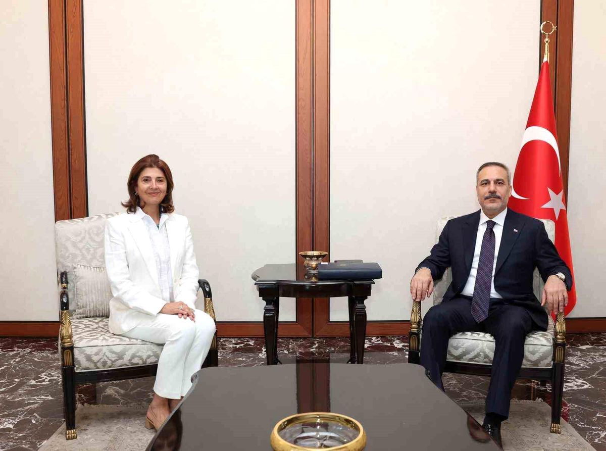 Dışişleri Bakanı Hakan Fidan ve BM Genel Sekreteri'nin Kıbrıs Özel Temsilcisi Maria Angela Holguin'in makamında tokalaşırken çekilmiş fotoğrafı.