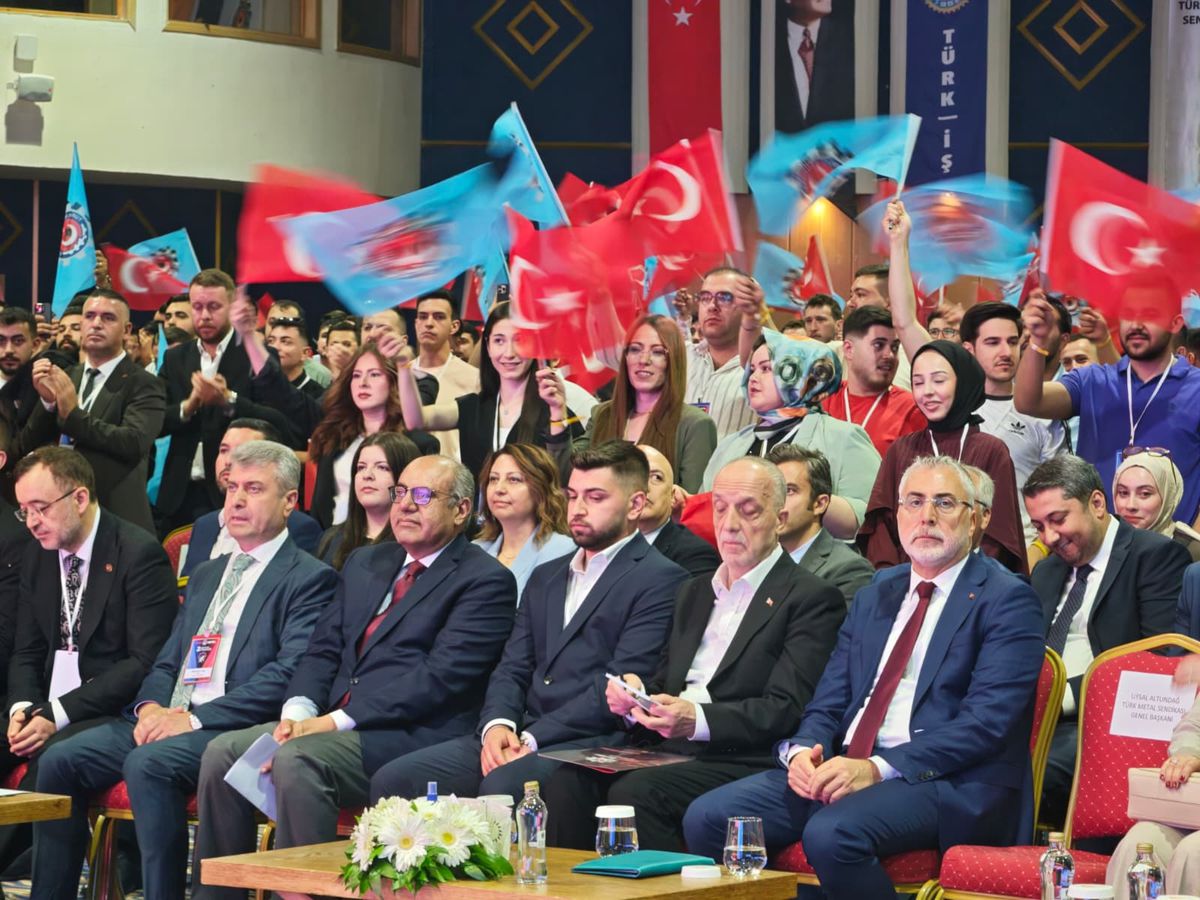 Çalışma ve Sosyal Güvenlik Bakanı Vedat Işıkhan konuşma yaparken çekilmiş bir fotoğrafı.