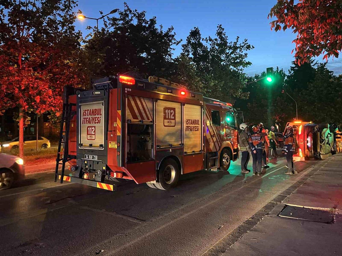 Bakırköy'de kaza yapan lüks araç yan yattı: 2 yaralı
