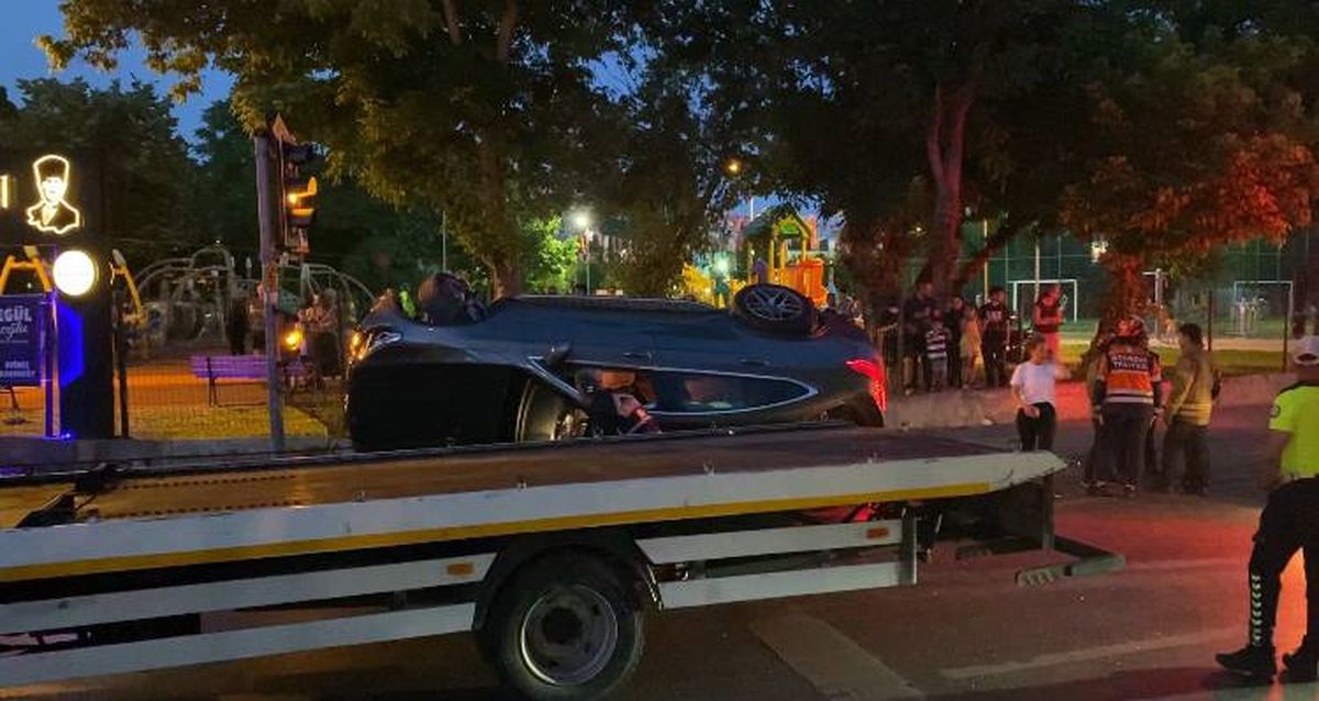 Bakırköy'de devrilen otomobil