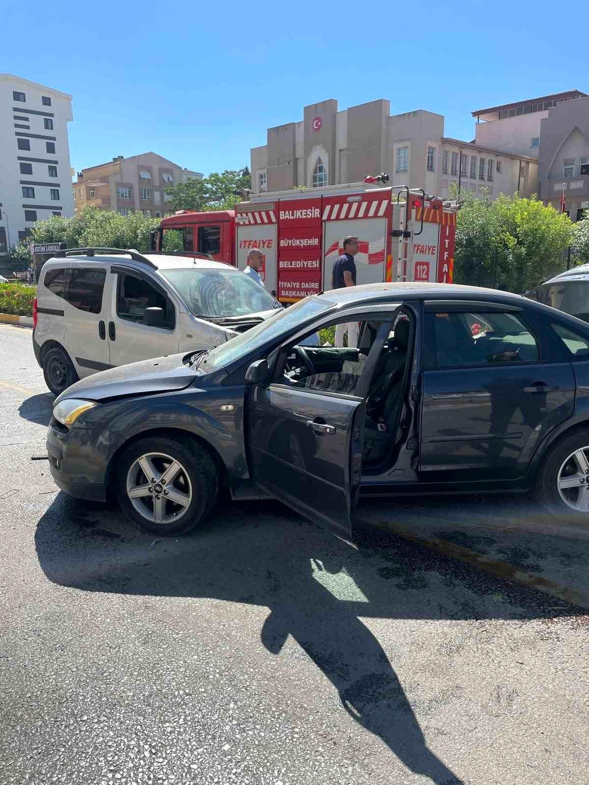 Balıkesir'de otomobiller çarpıştı: 3 yaralı
