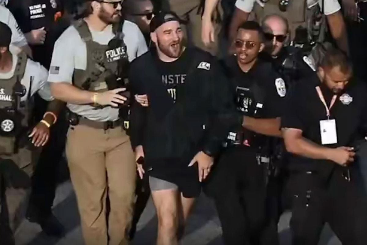 Eski UFC şampiyonu Sean Strickland'ın bir etkinlikte hayranlarıyla bir araya geldiği an.