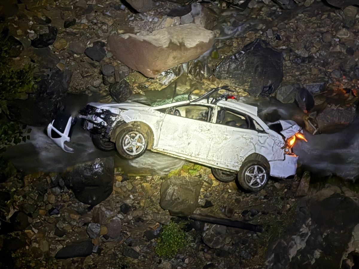 Bingöl'de dere yatağına uçan otomobilin kaldırılma anı