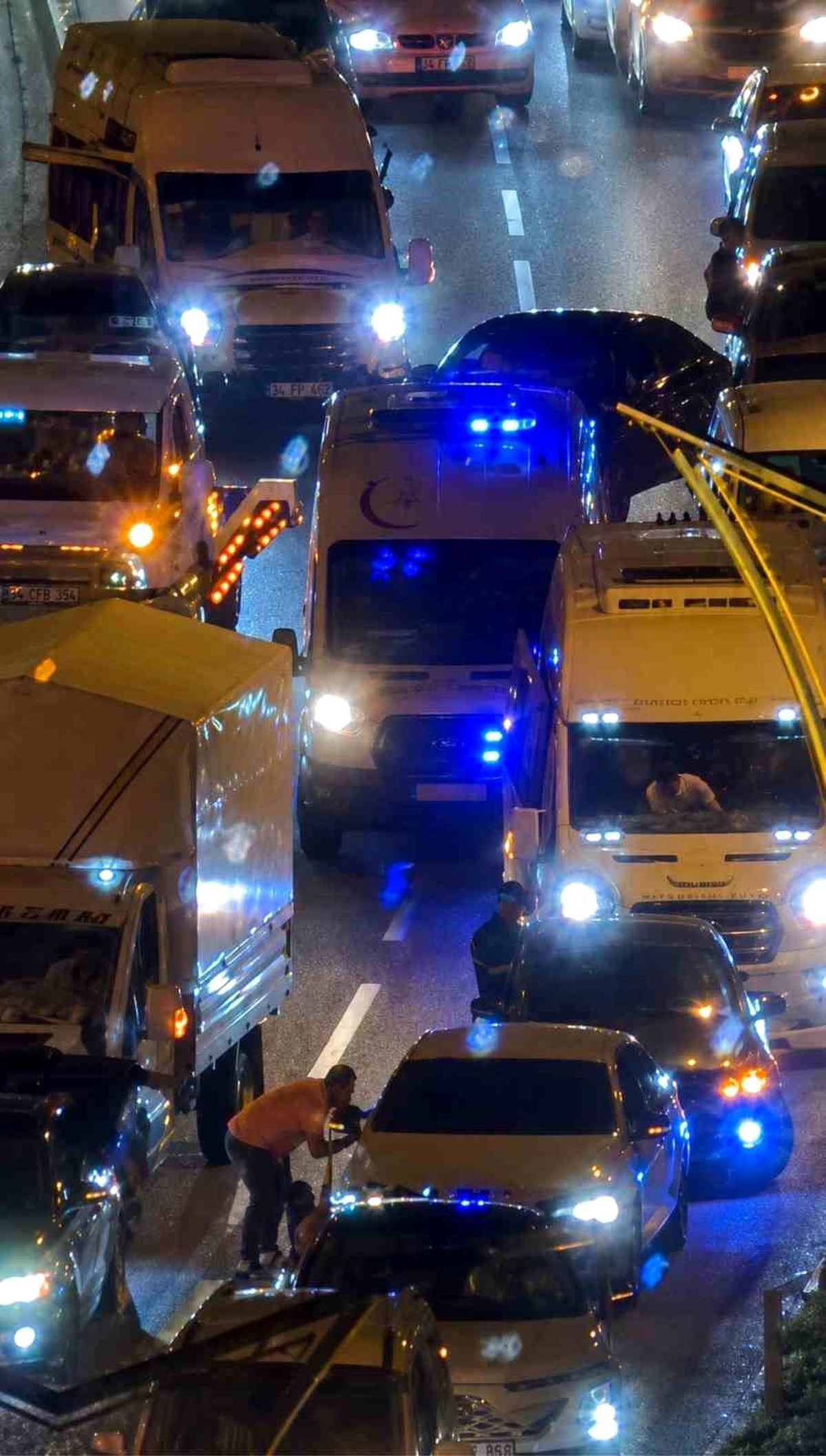 Bitlis'te şampiyonluk kutlamaları sırasında vatandaşların ambulansa yol verdiği an.