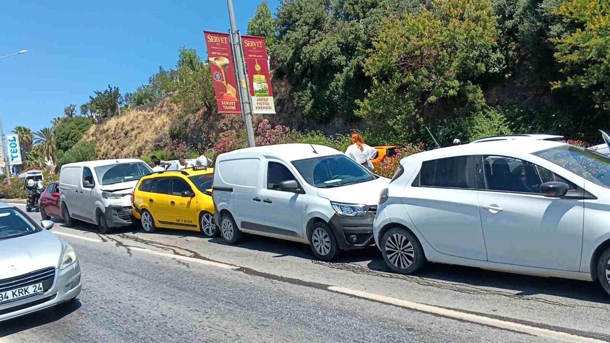 Bodrum'da zincirleme kaza: 5 araç birbirine girdi, 2 yaralı