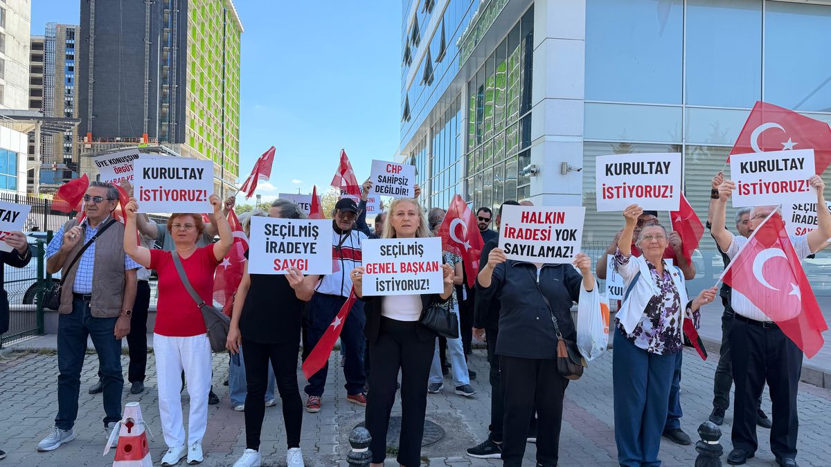 CHP Genel Merkezi önünde kurultay isteyen gönüllüler