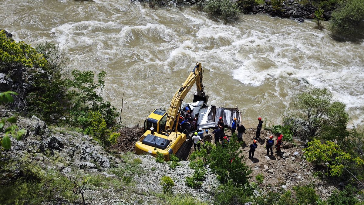 Çoruh Nehri'ne uçan kamyonette kaybolan baba-oğul aranıyor