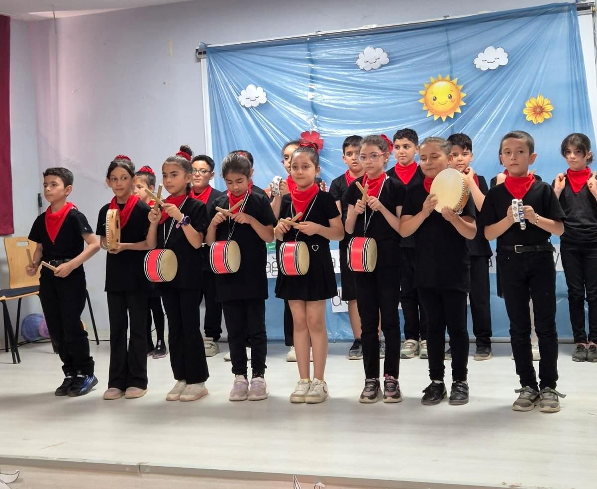 Adıyaman Cumhuriyet İlkokulu öğrencilerinin sahne performansı