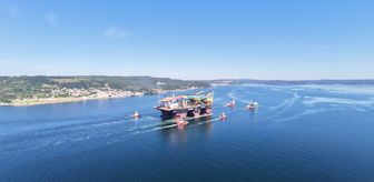 Dev vinç gemisi Çanakkale Boğazı'ndan geçti