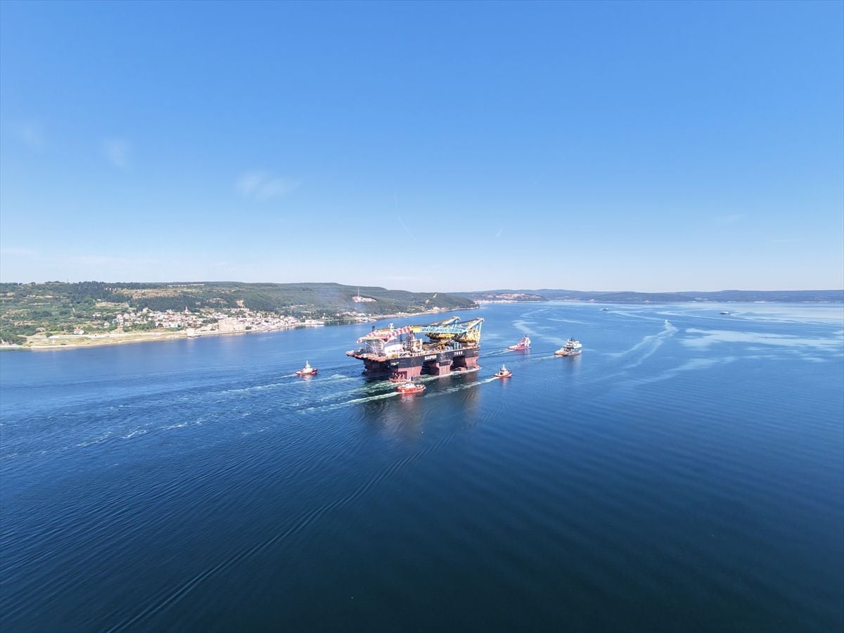 Dev vinç gemisi Çanakkale Boğazı'ndan geçti