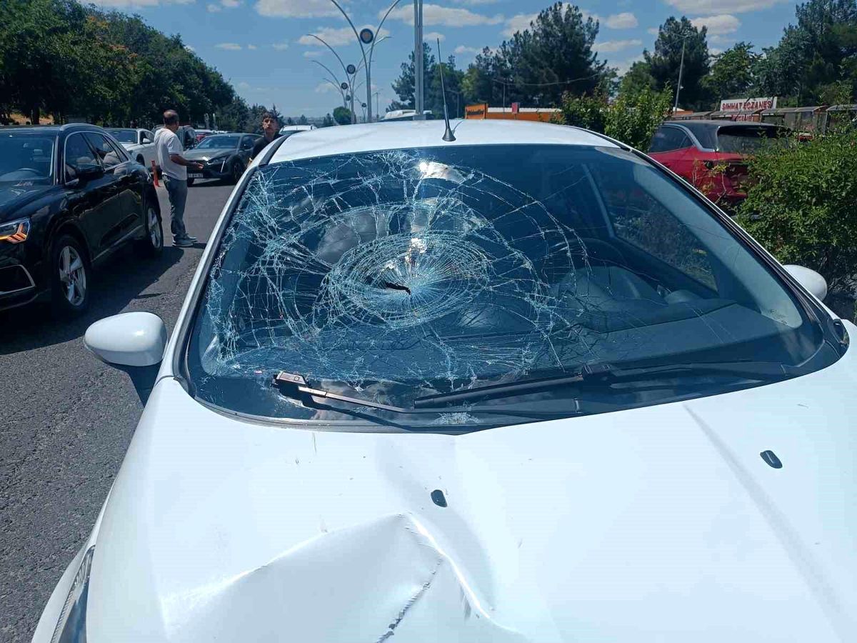 Diyarbakır'da yolun karşısına geçmeye çalışan şahsa araba çarptı
