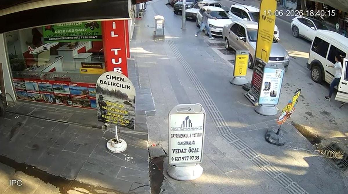 Doğum günü pastası alan bir kişinin silahlı saldırıya uğradığı anı gösteren güvenlik kamerası görüntüsü.