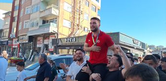 Dünya şampiyonu milli güreşçi Alperen Atar, Zonguldak'ta coşkuyla karşılandı