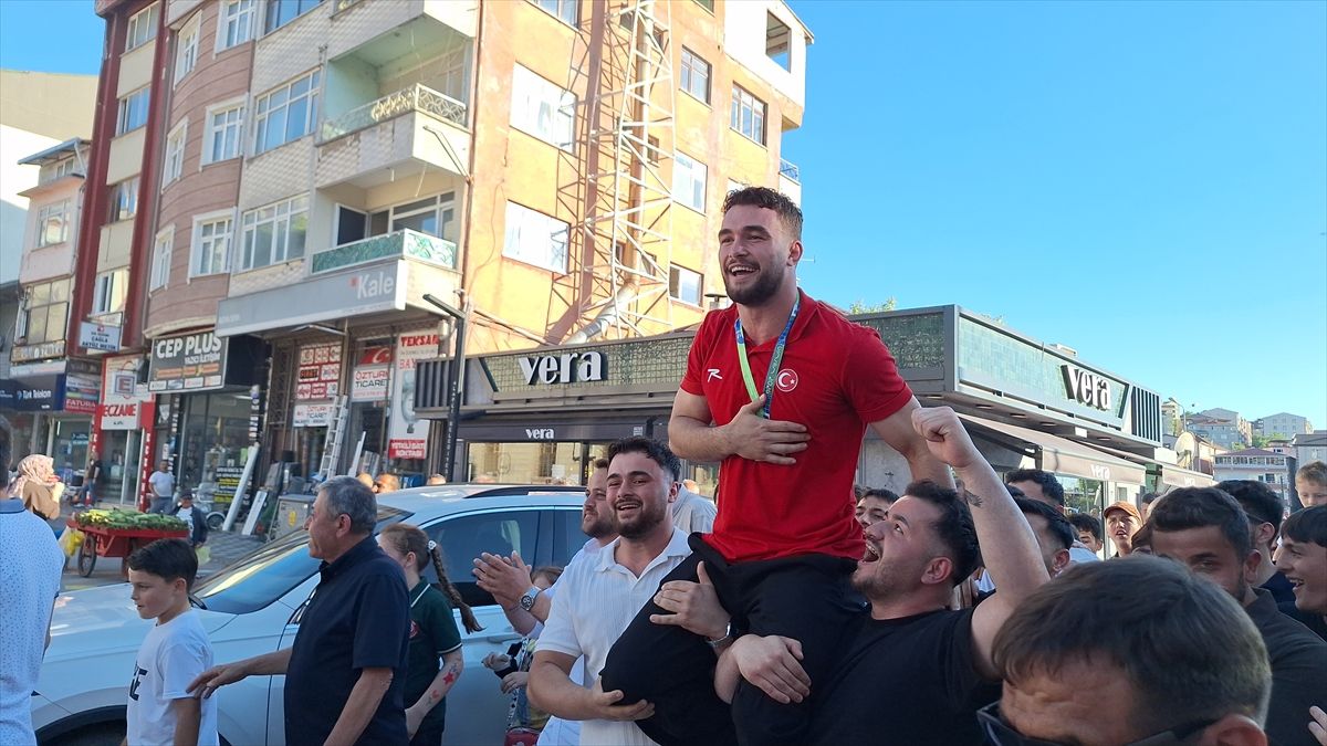 Dünya şampiyonu milli güreşçi Alperen Atar, Zonguldak'ta coşkuyla karşılandı