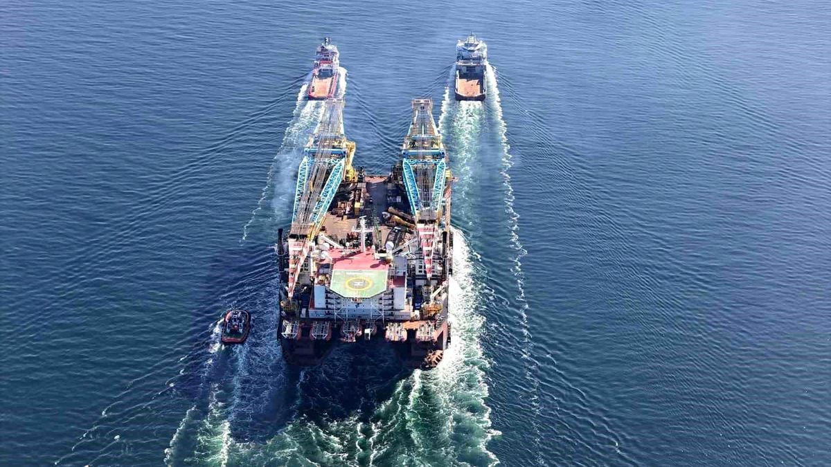 Dünyanın 3'üncü büyük ağır kaldırma vinci Çanakkale Boğazı'ndan geçti