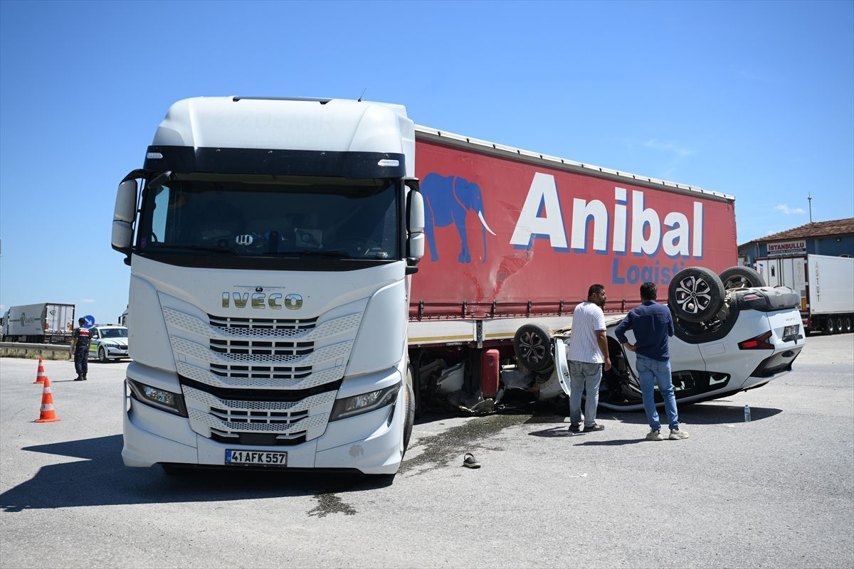 Edirne'de SUV tipi araç ile tırın çarpıştığı kazada 3 kişi yaralandı