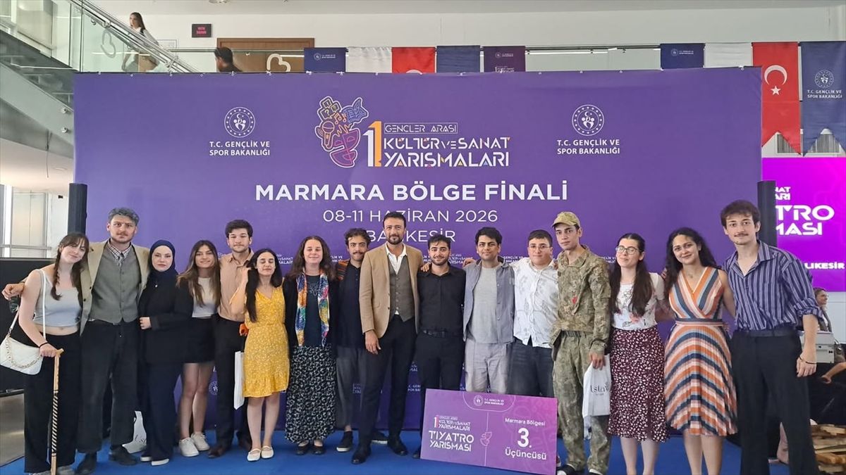 Edirneli öğrenciler tiyatro yarışmasında Marmara Bölgesi üçüncüsü oldu